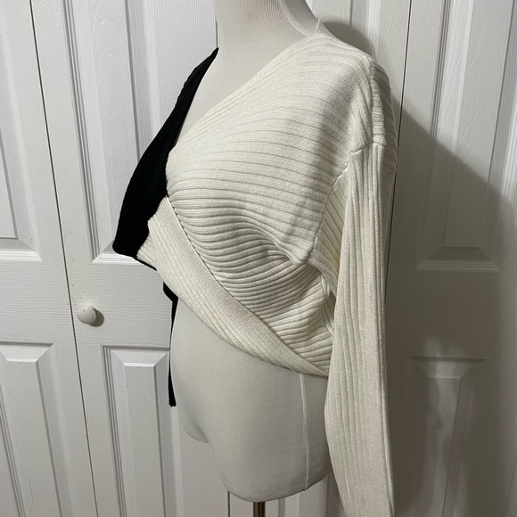 Lush Women’s NWT Twist front Black and White Cropped Sweater size Small - Picture 3 of 12